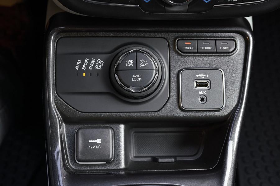 Детали интерьера Jeep Compass Limited 4xe (MP) 2020 года  (EU) (фото 4 из 34)